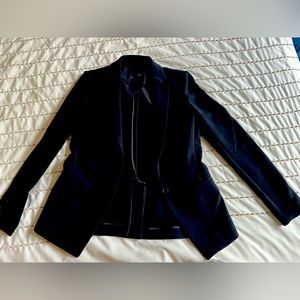 Classic fit one-button black wool blazer